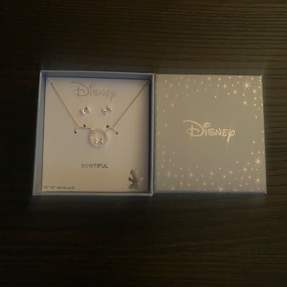 NEW Disney “Bowtiful” Minnie Mouse earring and necklace set
